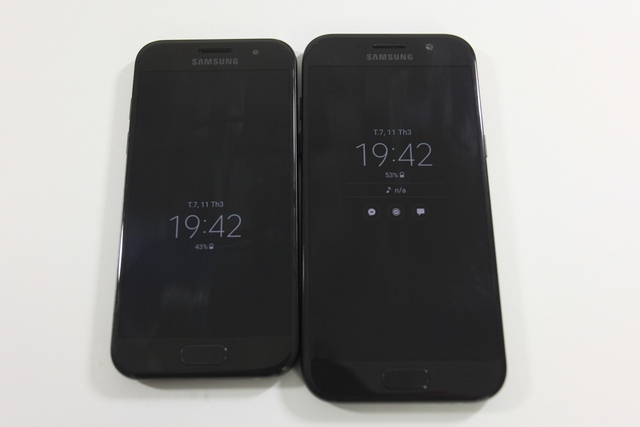  So sánh với Galaxy A5 2017 (màn hình 5.2 inch), Galaxy A3 2017 với màn hình 4.7 inch nhỏ hơn khá nhiều. Nhỏ hơn, nhưng màn hình của Galaxy A3 2017 vẫn tích hợp công nghệ Super AMOLED và tính năng Always-on Display như hai người đàn anh. 