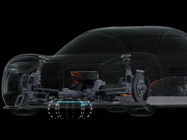  Công nghệ sạc điện tích cảm ứng cho phép chiếc xe có thể sạc một cách độc đáo, khi mà người dùng chi cần chạy vào điểm sạc trong garage, và chiếc xe sẽ tự sạc. 