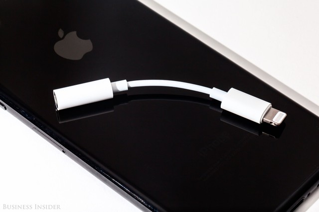  Adapter Lightning to 3.5mm là một phụ kiện​ mà người dùng thường không nhận được khi mua iPhone 7 giá rẻ 