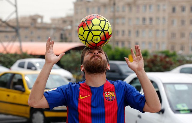  Do người hâm mộ bóng đá luôn đeo bám Messi fake mỗi khi anh lái xe ra đường... 