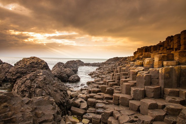  Kỳ quan Giant’s Causeway ở Ireland bao gồm 40.000 cột đá núi lửa siêu đối xứng, và là kết quả của một vụ phun trào núi lửa thời cổ đại. 