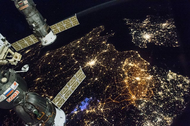  Buổi đêm tại Châu Âu, với góc nhìn từ ngoài Vũ trụ. 