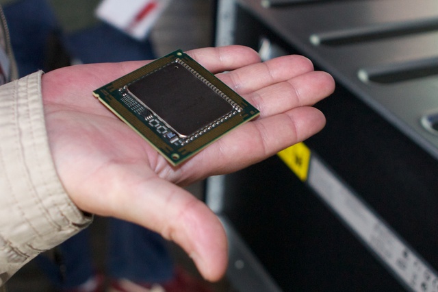  Con chip Itanium 9300 của Intel. 