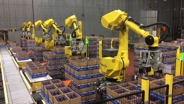  Nhờ những cánh tay robot thế này, các nhà máy khổng lồ cũng sẽ chỉ cần vài ba công nhân điều khiển vận hành mà thôi 