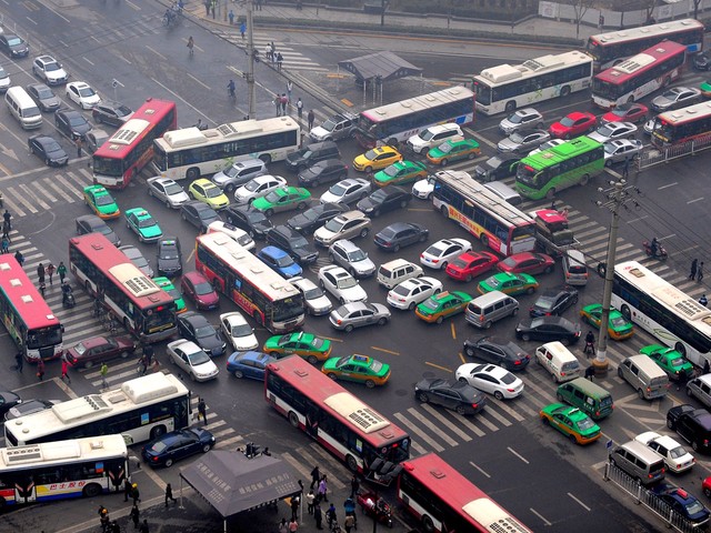 Giao thông tại các thành phố lớn thường xuyên bắt gặp cảnh tượng như thế này