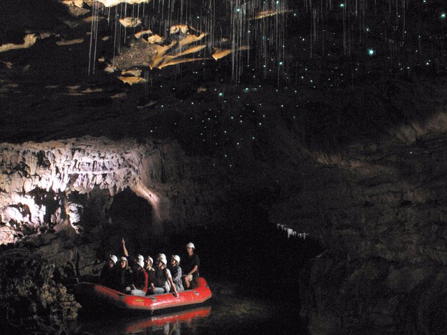 Hang động đom đóm Waitomo nằm ngay bên ngoài thị trấn Waitomo trên đảo Bắc của New Zealand, là một điểm đến nổi tiếng, thu hút nhiều khách du lịch đến tham quan bởi số lượng lớn các đom đóm sống và thắp sáng trong các hang động. 