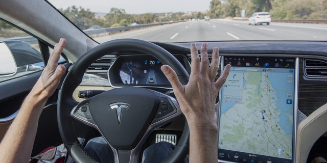  Tính năng tự lái Autopilot trên xe Tesla. 