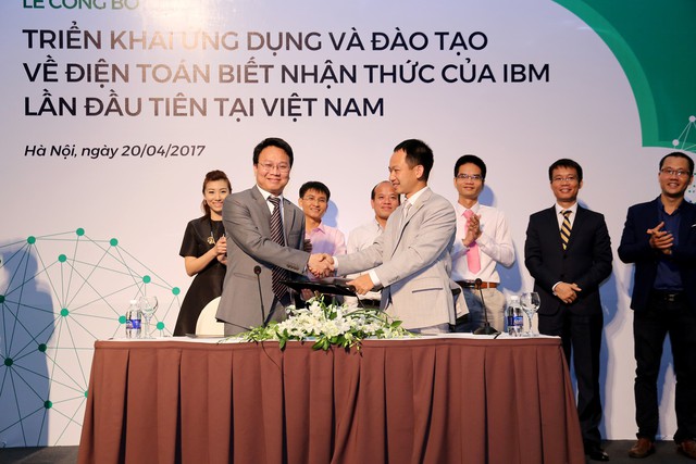  Ông Phan Thế Vinh – Giám đốc công ty Five9 và ông Phạm Huy Triều – Giám đốc công ty OneNet ký kết hợp tác 