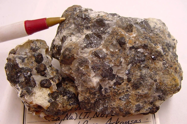 Loại khoáng vật perovskite được biết đến nhiều nhất là CaTiO3
