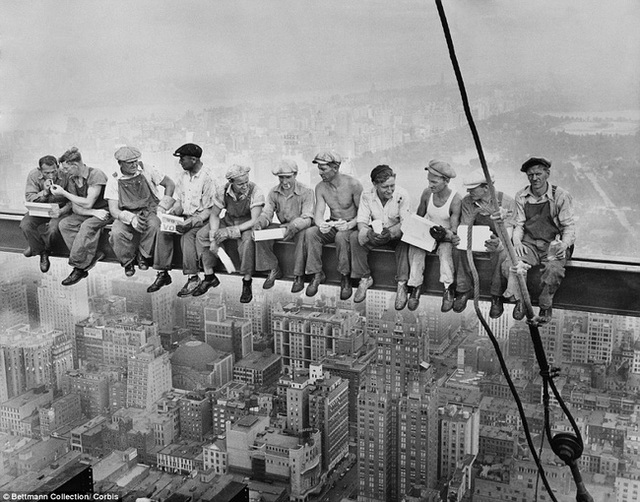 Những người công nhân trên tầng 69 của tòa nhà tại khu Manhattan.