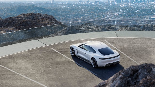  Nguyên mẫu Mission E có công suất 600 mã lực và khả năng tăng tốc tới 100 km/h trong 3,5 giây. Trong khi đó với Ludicrous Mode, Tesla Model S có khả năng tăng tốc tới 100 km/h chỉ trong 2,5 giây. 