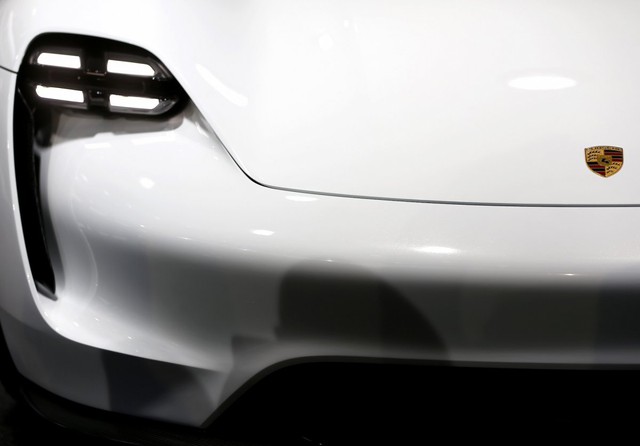  Theo Porsche, Mission E có thể chạy được 500 km mỗi lần sạc. Model S của Tesla nhỉnh hơn một chút, 506 km. 