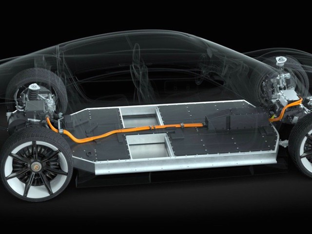  Porsche đầu tư khá nhiều vào công nghệ pin trên Mission E. Pin lithium-ion của Mission E trải dài toàn bộ chiều dài của xe để đảm bảo trọng lượng được phân bố đều. 