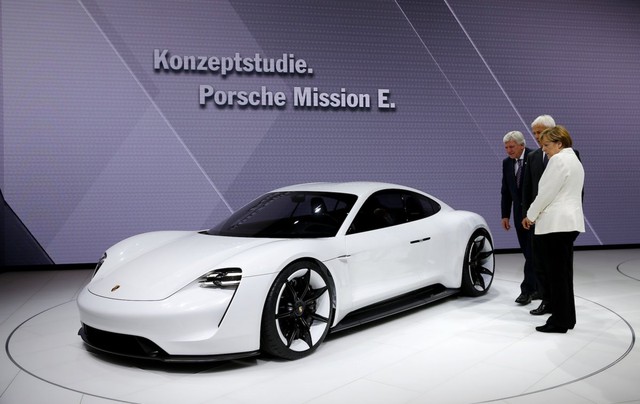  Dù không chắc những công nghệ trên nguyên mẫu Mission E sẽ có mặt trên mẫu xe chính thức nhưng chúng cho khách hàng cảm giác phấn khích về những gì Porche có thể làm trong tương lai. Porsche là thương hiệu thuộc hãng xe khổng lồ Volkswagen. Hãng xe Đức dự tính tới năm 2025 họ sẽ có tới 30 mẫu xe chạy điện hoặc lai điện xăng. 