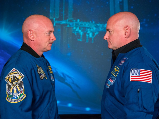 Phi hành gia Scott Kelly (bên phải) đứng cạnh người em trai song sinh.