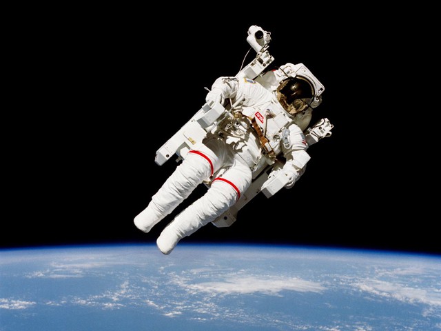  Các phi hành gia trong không gian phải mặc tã và không có cách nào để đi đại tiện ngoài vũ trụ. 