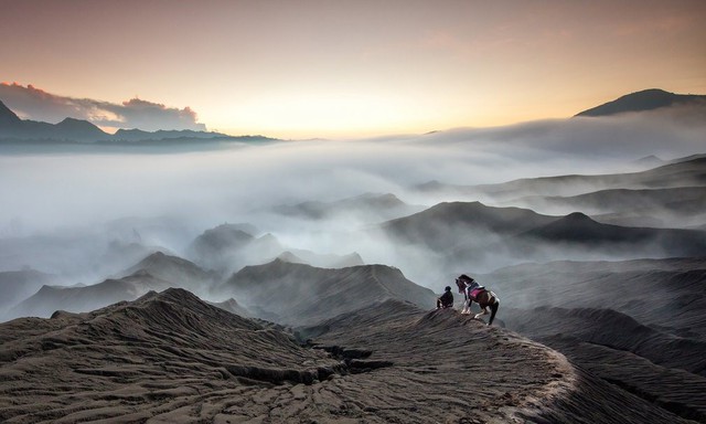  Bức ảnh có tên Tiếng gọi của bình minh, được chụp trong công viên quốc gia Brôm Tengger Semeru, Indonesia. Ảnh: Gunarto Gunawan 