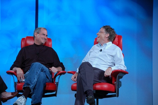  Steve Jobs và Bill Gates đã từng là bạn, nhưng đồng thời cũng là đối thủ cạnh tranh của nhau. 