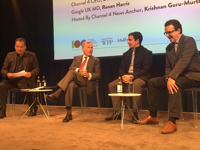  Phiên thảo luận với sự góp mặt của Sir Martin Sorrell, CEO của WPP - hãng quảng cáo lớn nhất thế giới (thứ 2 từ trái) và Ronan Harris, giám đốc điều hành Google tại Anh (thứ 2 từ phải). 