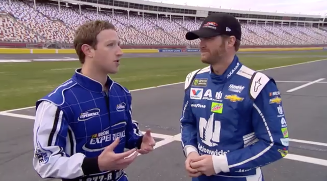 Mark trò chuyện với tay đua Dale Earnhardt Jr. trước khi tiến hành hóng gió.