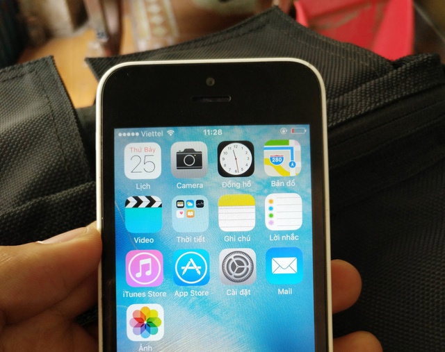 
Một chiếc iPhone 5C lock được rao bán trên mạng.
