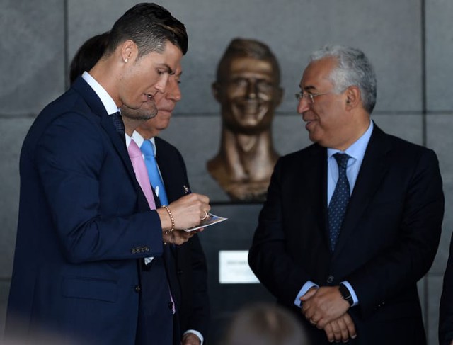  ...với tư cách là một người nổi tiếng, một siêu sao thì Cristiano Ronaldo vẫn tỏ ra rất điềm tĩnh và hòa nhã 