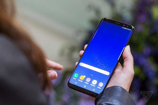 Samsung lại dẫn đầu một xu hướng thiết kế smartphone mới, sau màn hình uốn cong hai cạnh. 