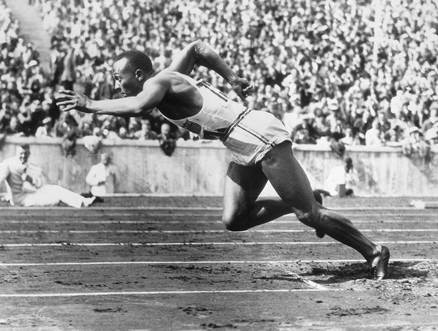  Jesse Owens - vận động viên điền kinh huyền thoại, đã giành 4 huy chương vàng Olympic 1936 bằng giày của anh em nhà Dassler 