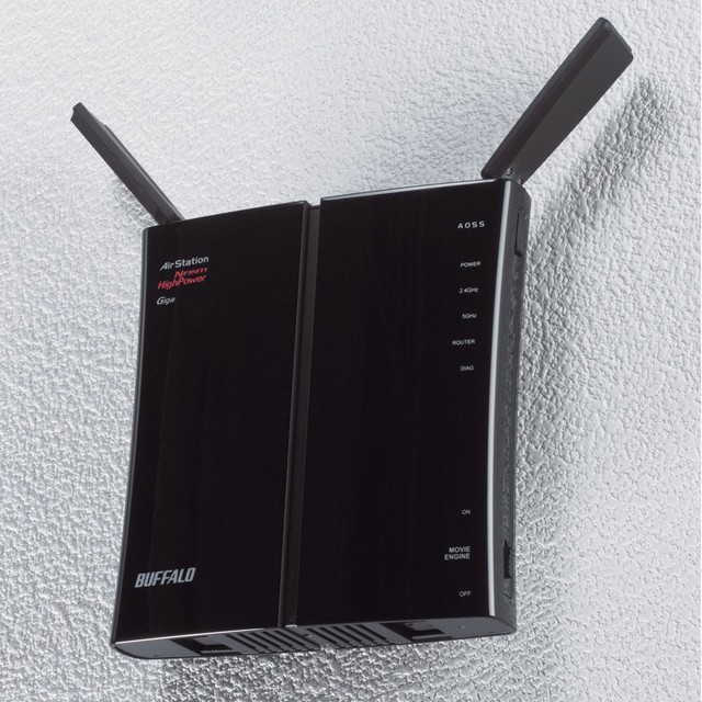  Một chiếc Router khá nổi tiếng của Buffalo với thiết kế ăng ten định hướng dạng bản dẹt. 