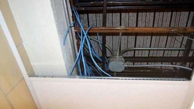  Trần nhà nơi tù nhân giấu hai chiếc máy tính 