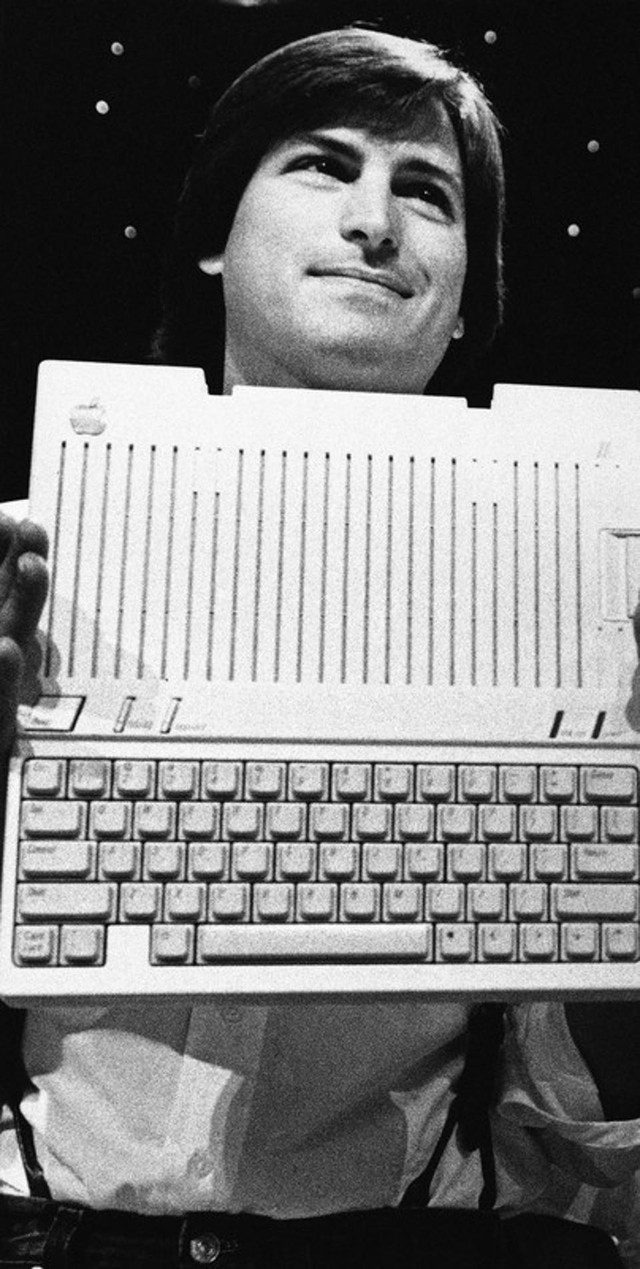  Steve Jobs cầm trong tay bàn phím của chiếc Apple II vào năm 1984. 