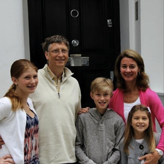  Bill Gates có hai cô con gái và một cậu con trai 