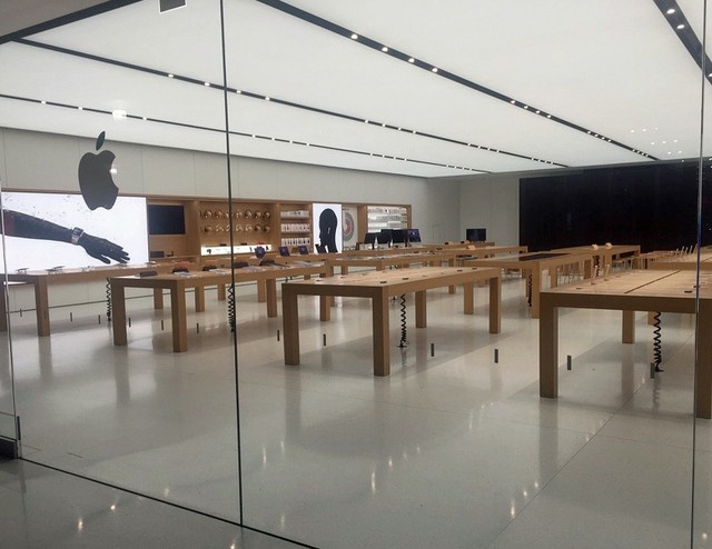  Một góc của Apple Store trống trơn sau vụ trộm 