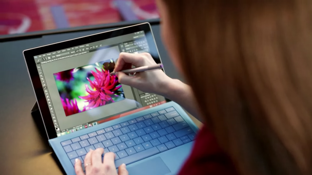  Mảng phần cứng Surface sụt giảm nhưng Microsoft không hề vội vã ra mắt thiết bị mới. 