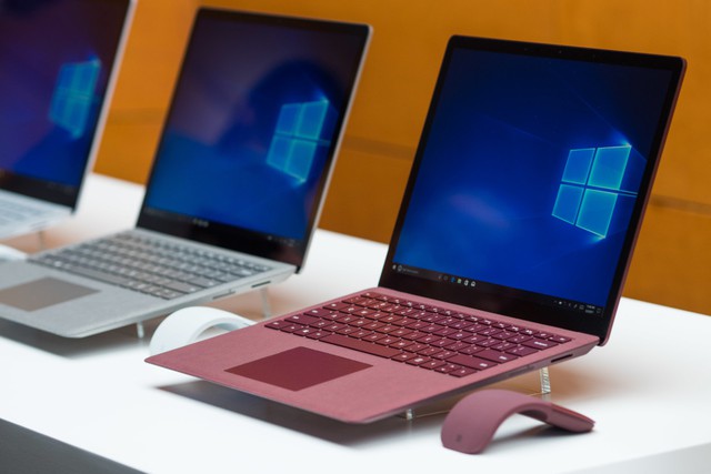  Surface Laptop mới ra mắt của Microsoft có khung bằng kim loại, bàn phím nhựa và một lớp vải phủ trên bề mặt 