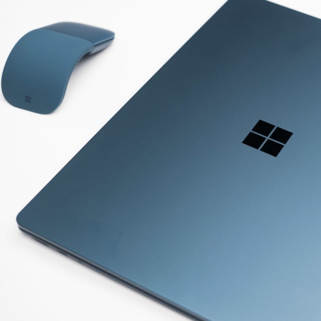  Đi kèm Laptop Surface là chuột Surface Arc Mouse hoàn toàn mới 