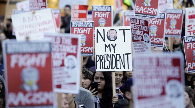  Người biểu tình phản đối Tổng thống Trump 