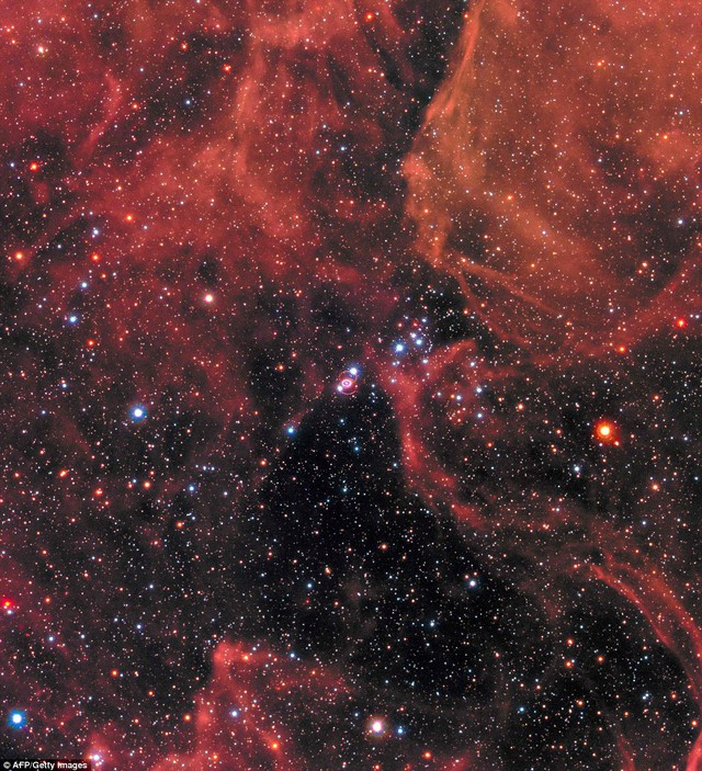  SN 1987A nằm chính giữa bức ảnh. 