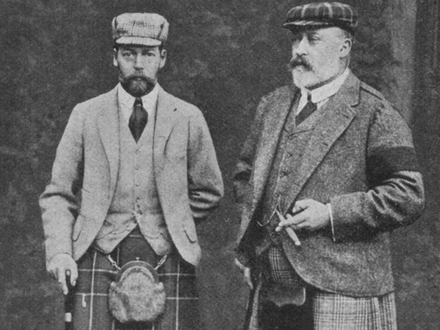 Do quá béo nên vị vua Edward VII (bên phải hình) không thể cài được chiếc cúc cuối cùng.