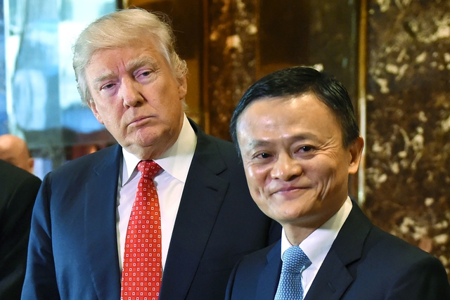  Jack Ma trong cuộc gặp với Tổng thống Mỹ Donald Trump hôm 9/1/2017 tại Trump Tower. Ảnh: AFP 