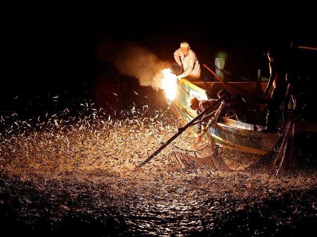  Một chiếc thuyền đánh cá bằng lửa lưu huỳnh ở thành phố Tân Bắc, Đài Loan. 