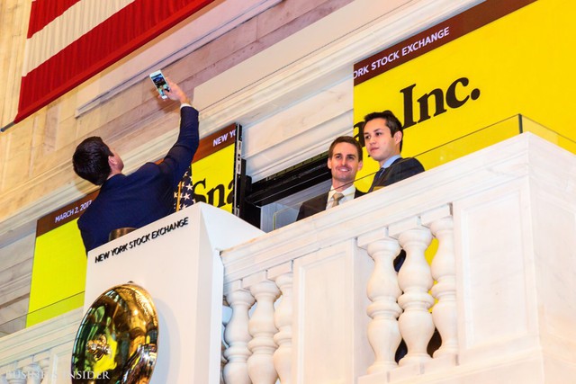  Giám đốc NYSE đang tranh thủ chụp selfie trong buổi lễ. 
