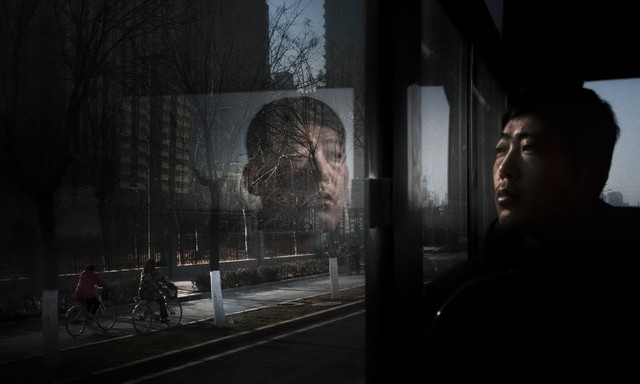  Vẻ trầm tư của một người lao động trong xe buýt ở thành phố Thạch Gia Trang, Hà Bắc, Trung Quốc. Thạch Gia Trang được coi là một trong những thành phố ô nhiễm khủng khiếp nhất châu Á. Ảnh: Arek Rataj 