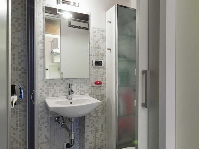  Phòng tắm rất nhỏ nhưng “lấp lánh” với đủ không gian tắm vòi sen và các tiện nghi khác 