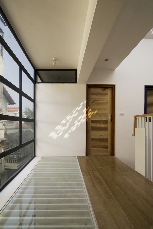  Hành lang kính và tường kính giúp căn nhà hòa quyện với ánh sáng tự nhiên 
