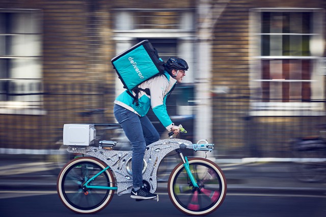  Một nhân viên của Deliveroo đang giao hàng bằng chiếc xe đạp kì lạ 