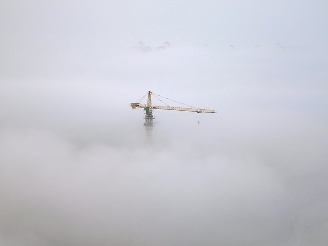  Chiếc cần cẩu vươn lên từ sương mù ở Yên Đài, Trung Quốc. 