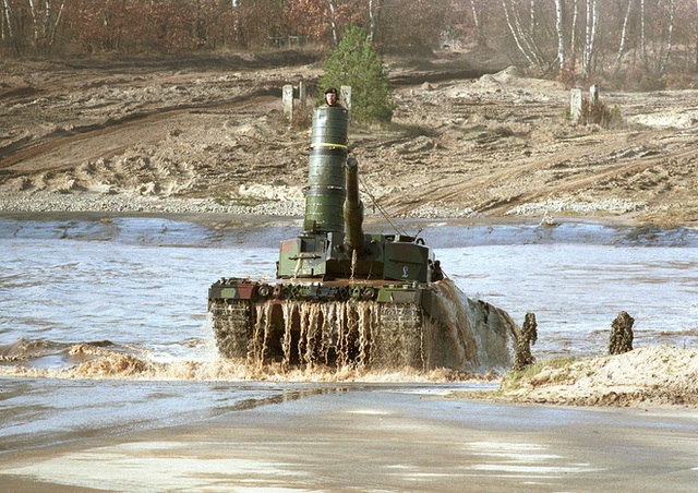  Xe tăng Leopard 2 lặn sâu với ống thở 