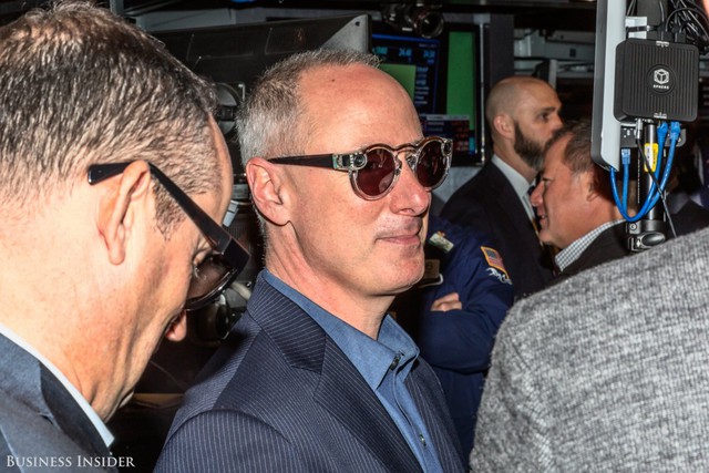  Ông Steve Horowitz, phó giám đốc mảng phần cứng Snap, đang đeo một chiếc kính Spectacles phiên bản trong suốt chưa từng có trên thị trường. 