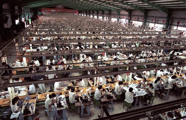  Một nhà máy gia công cần quy mô rất lớn cùng với hàng nghìn công nhân để có thể sản xuất 